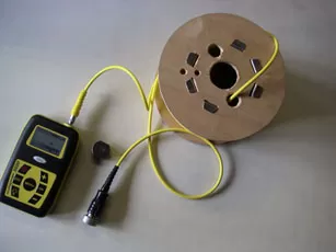 Gelbes Messgerät - Stuwatec Wasserbau GmbH